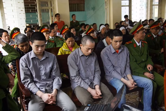 Bị cáo Lê Văn Miên lầm lũi ngồi cạnh con trai và cháu Bị cáo Lê Văn Miên lầm lũi ngồi cạnh con trai và cháu