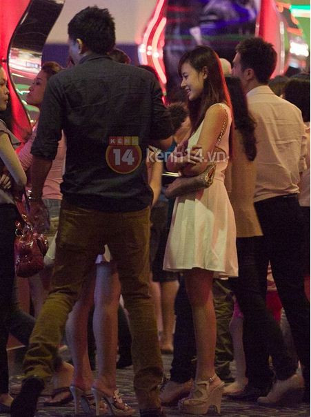 Sau khi bộ phim kết thúc, Midu ngay lập tức được rất nhiều phóng viên vây quanh để xin phỏng vấn. Dù tốn không ít thời gian nhưng đạo diễn Quang Hải vẫn rất kiên nhẫn chờ đợi cô để cùng ra về chung. Sau khi bộ phim kết thúc, Midu ngay lập tức được rất nhiều phóng viên vây quanh để xin phỏng vấn. Dù tốn không ít thời gian nhưng đạo diễn Quang Hải vẫn rất kiên nhẫn chờ đợi cô để cùng ra về chung.