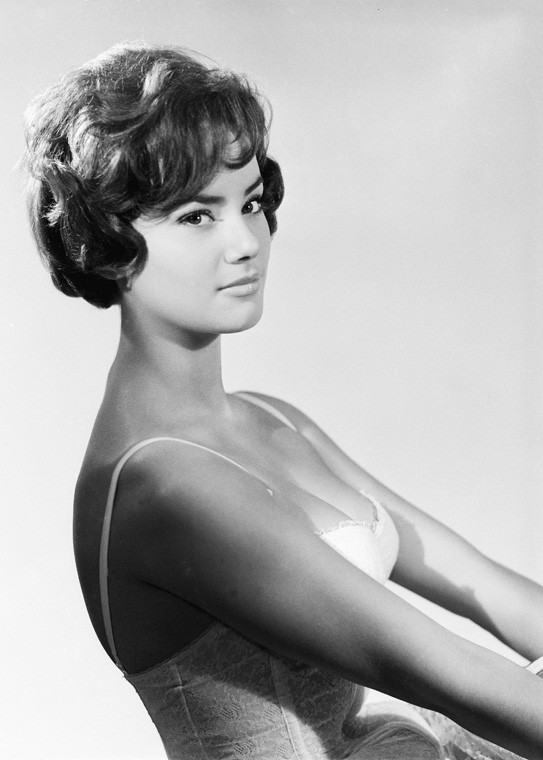 Vẻ đẹp nóng bỏng, hút hồn của Claudine đã từng ám ảnh khán giả khi xem cô diễn xuất trong loạt phim của James Bond.