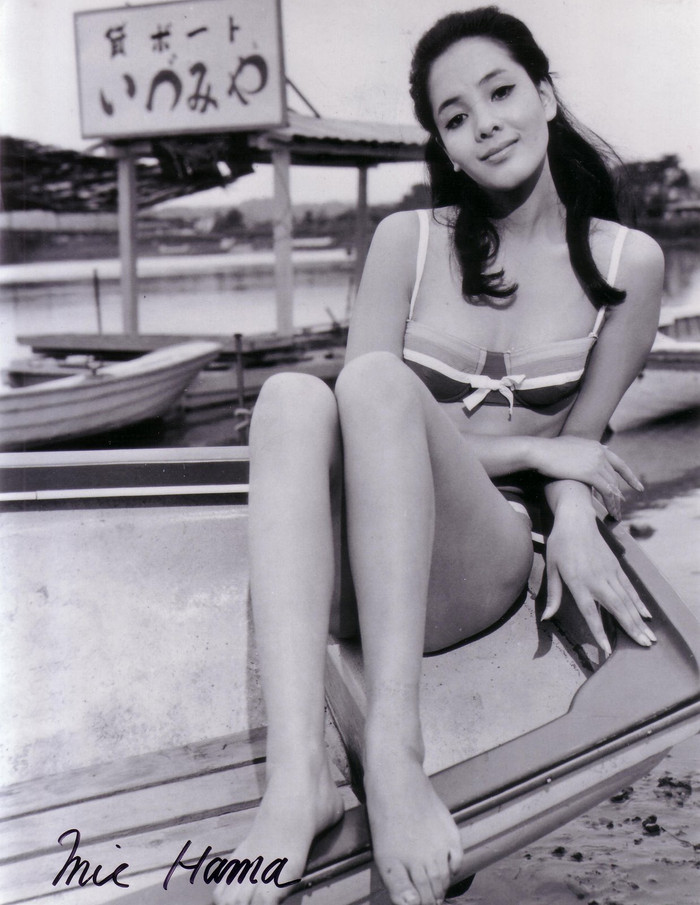 Trong 'You only live twice', Mie diễn xuất cùng nam diễn viên nổi tiếng Sean Connery. Đây là bộ phim thứ 5 trong series về anh chàng điệp viên James Bond. Trong 'You only live twice', Mie diễn xuất cùng nam diễn viên nổi tiếng Sean Connery. Đây là bộ phim thứ 5 trong series về anh chàng điệp viên James Bond.