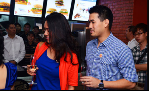 Hoàng My và Philip khá thân thiết, cởi mở trong sự kiện khai trương cửa hàng ăn nhanh của gia đình anh. Hoàng My và Philip khá thân thiết, cởi mở trong sự kiện khai trương cửa hàng ăn nhanh của gia đình anh.