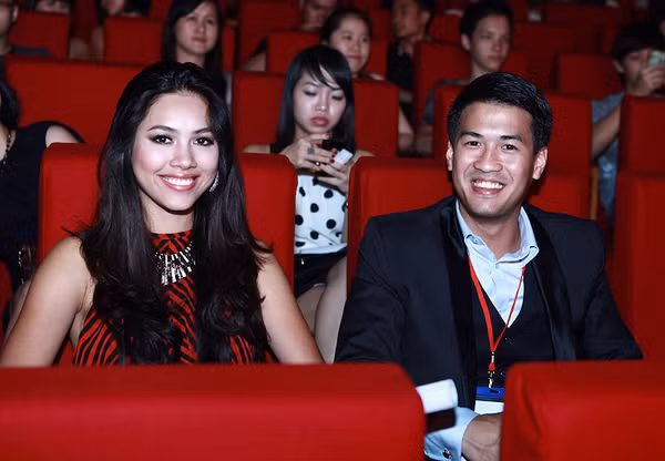 Giữa tháng 9 vừa qua, Hoàng My khiến nhiều người chú ý hơn khi cùng Philip Nguyễn tham dự một đêm nhạc tại Hà Nội. Tuy ngồi cạnh nhau nhưng hai người vẫn giữ khoảng cách nhất định, tránh bị báo giới "soi". Giữa tháng 9 vừa qua, Hoàng My khiến nhiều người chú ý hơn khi cùng Philip Nguyễn tham dự một đêm nhạc tại Hà Nội. Tuy ngồi cạnh nhau nhưng hai người vẫn giữ khoảng cách nhất định, tránh bị báo giới "soi".