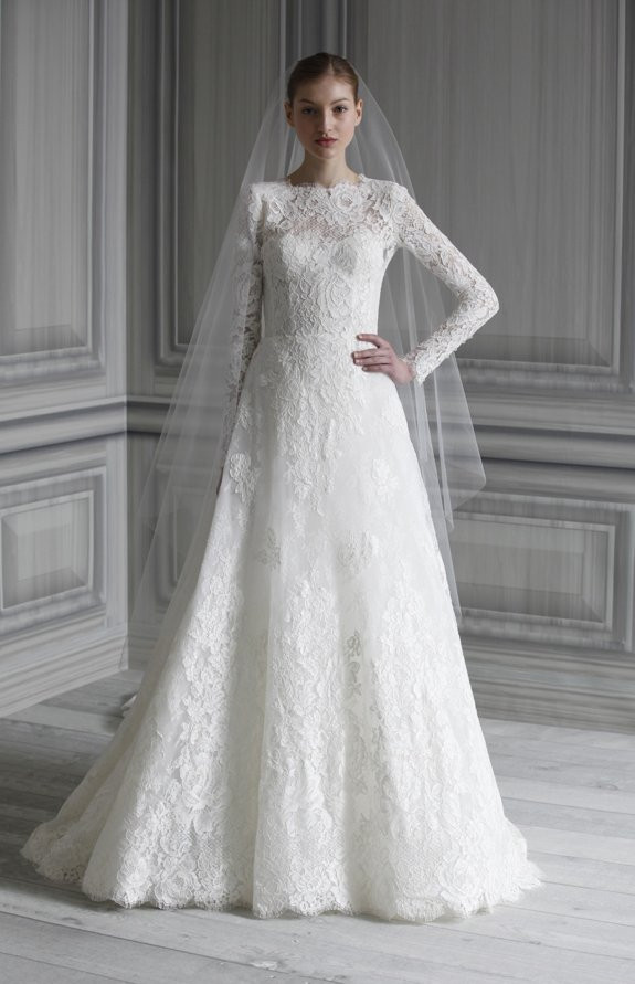 Hầu hết các nhãn hàng áo cưới năm nay đang chuộng váy họa tiết ren giống công nương Catherine Middleton, vợ của hoàng tử Anh, Monique Lhuillier cũng không nằm ngoài xu hướng trên. Hầu hết các nhãn hàng áo cưới năm nay đang chuộng váy họa tiết ren giống công nương Catherine Middleton, vợ của hoàng tử Anh, Monique Lhuillier cũng không nằm ngoài xu hướng trên.