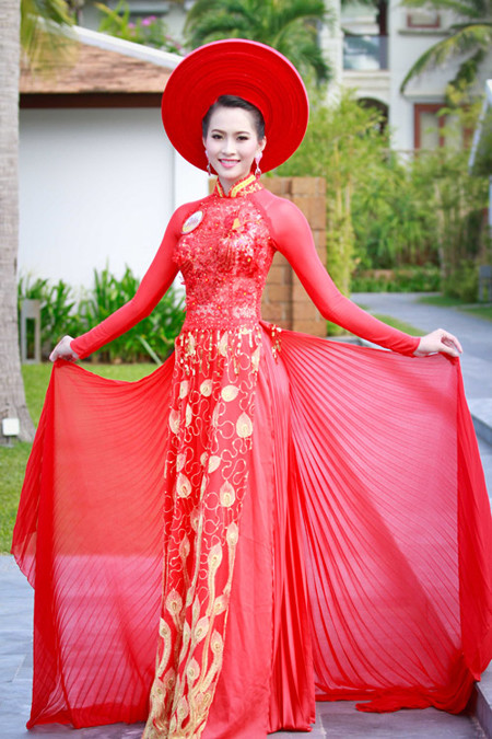 Thu Thảo cũng không kém lộng lẫy với áo dài đỏ.