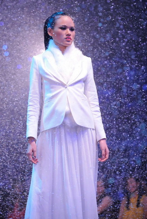 Trong đêm chung kết 2011 chỉ có Tuyết Lan xuất hiện, Huyền Trang và Thu Thủy đã kết thúc hợp đồng với Be U, và việc họ không có mặt cùng Tuyết Lan là một điều đáng tiếc. Trong đêm chung kết 2011 chỉ có Tuyết Lan xuất hiện, Huyền Trang và Thu Thủy đã kết thúc hợp đồng với Be U, và việc họ không có mặt cùng Tuyết Lan là một điều đáng tiếc.