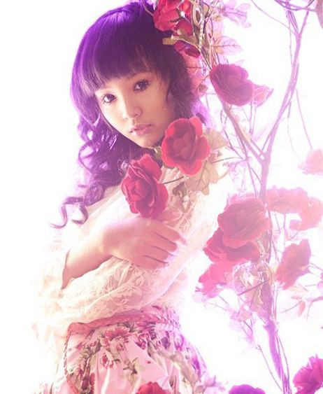 Bảo Trân xuất hiện đầy cuốn hút tại thành Vương Lăng của Thống lĩnh trong vai trò hướng dẫn các nhiệm vụ trừ gian diệt bạo cho game thủ.