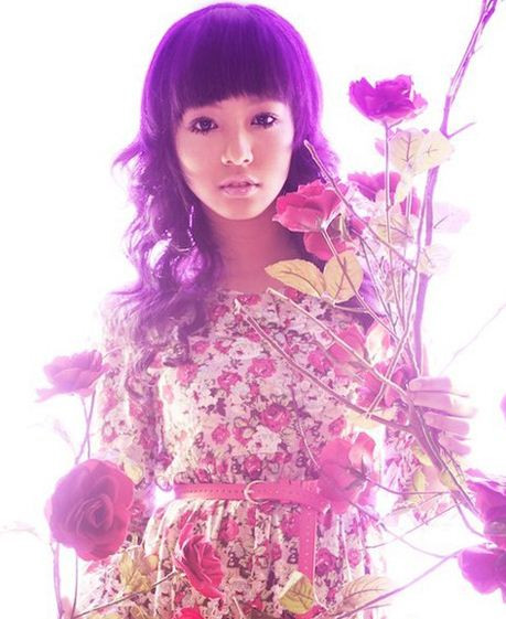 Bộ ảnh chụp cùng hoa hồng cực kì quyến rũ và hấp dẫn được Bảo Trân dành tặng riêng cho game thủ Thống Lĩnh.