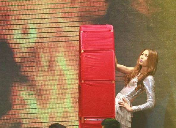 Mai Giang tự tin tạo dáng với vòng tròn. Mai Giang tự tin tạo dáng với vòng tròn.