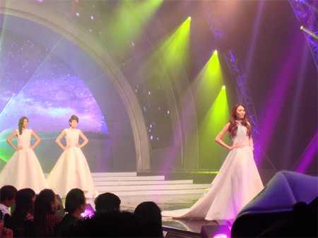 Hình ảnh Mai Giang tự tin sải bước trên sàn catwalk đêm chung kết trong chiếc váy trắng, một trong những mẫu thiết kế mới nhất của NTK Đỗ Mạnh Cường. Hình ảnh Mai Giang tự tin sải bước trên sàn catwalk đêm chung kết trong chiếc váy trắng, một trong những mẫu thiết kế mới nhất của NTK Đỗ Mạnh Cường.