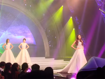 Hình ảnh Mai Giang tự tin sải bước trên sàn catwalk đêm chung kết trong chiếc váy trắng, một trong những mẫu thiết kế mới nhất của NTK Đỗ Mạnh Cường.