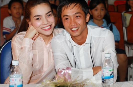 Cả hai nở nụ cười thân thiện trước ống kính và thường xuyên khác tay nhau rất thân mật trước công chúng.