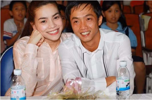 Cả hai nở nụ cười thân thiện trước ống kính và thường xuyên khác tay nhau rất thân mật trước công chúng.