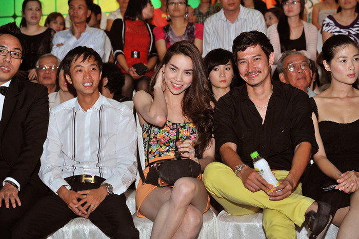 Quốc Cường rất “siêng” sánh đôi cùng Hà Hồ ở nhiều sự kiện. Anh không ngại ngần khi có ống kính máy ảnh chuẩn bị chụp hai vợ chồng. Và anh cũng khá cởi mở với các đồng nghiệp của vợ mình, điều mà rất ít đại gia nào thể hiện được..