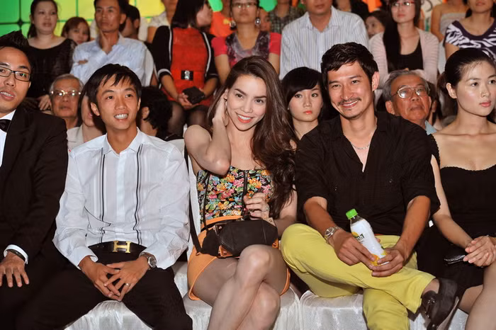 Quốc Cường rất “siêng” sánh đôi cùng Hà Hồ ở nhiều sự kiện. Anh không ngại ngần khi có ống kính máy ảnh chuẩn bị chụp hai vợ chồng. Và anh cũng khá cởi mở với các đồng nghiệp của vợ mình, điều mà rất ít đại gia nào thể hiện được..