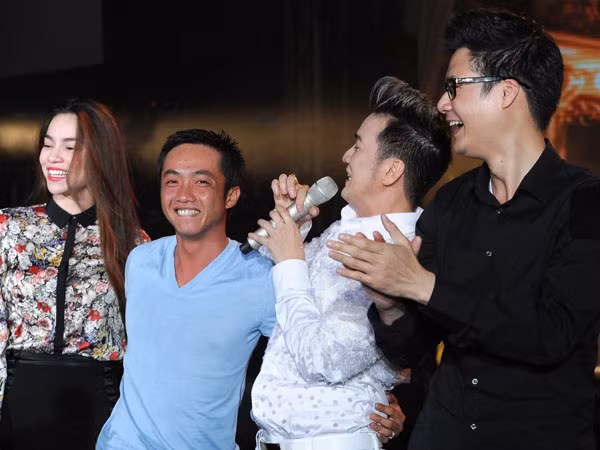 Dễ nhận thấy, ở nhiều sự kiện Hồ Ngọc Hà tham gia đều có sự hiện diện của Cường Đô la. Không chọn cách ngồi lặng lẽ phía dưới sân khấu, anh thường cùng vợ hòa vào những cuộc vui. Ảnh: Vợ chồng Hà Hồ lên sân khấu chúc mừng liveshow 'Số phận' của ca sĩ Đàm Vĩnh Hưng.