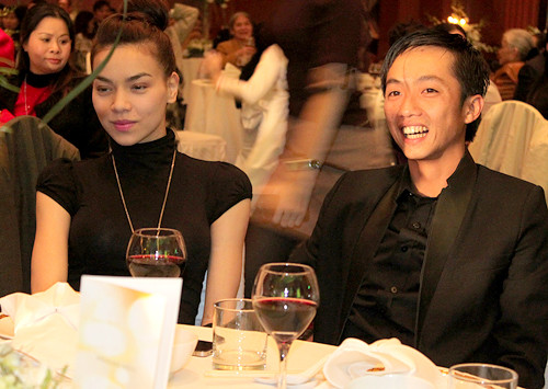 Cường Đô la và Hồ Ngọc Hà ăn mặc khá giản dị tới chúc mừng hạnh phúc của cô dâu Lệ Quyên và chú rể Đức Huy.