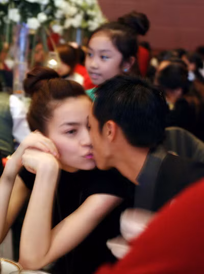 Không chỉ trò chuyện thân mật ở bàn tiệc, họ còn dành cho nhau nụ hôn “nồng nàn” một cách tự nhiên giữa chốn đông người.