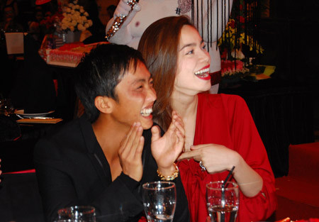 Tuy không phải là người của showbiz nhưng tên tuổi của Cường Đô la còn “nổi” hơn cả những người lâu năm trong nghề. Có lẽ công chúng không khó để nhìn thấy những hình ảnh Quốc Cường tình tứ bên Hà Hồ ở những sự lớn nhỏ.