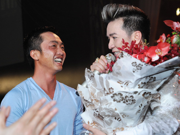 Cường Đô la không ngại ngần lên sân khấu tặng hoa Đàm Vĩnh Hưng thay lời chúc mừng sự thành công của đêm nhạc.