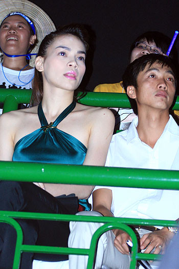 Dù khá bận rộn trong công việc kinh doanh nhưng Quốc Cường luôn dành thời gian cho Hà Hồ. Hai người đã có một đêm đầy sôi động, tay trong tay khi đi xem nhóm nhạc Hàn Quốc Super Junior biểu diễn tại sân vận động Gò Đậu, TP. HCM.