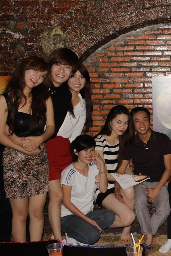 Mới đây, Cường Đô la cùng team của Hà Hồ vui vẻ, thân thiện đến chúc mừng sinh nhật cựu giám đốc âm nhạc The Voice, nhạc sĩ Phương Uyên.