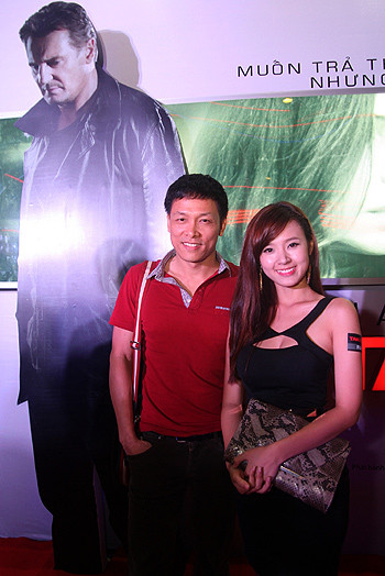 Ngoài thời gian làm việc trong dự án phim Mùa hè lạnh, công chúng vẫn bắt gặp vị đạo diễn này xuất hiện cùng Midu. Vào tháng 10/2012, đạo diễn đã cùng Midu có mặt trong buổi công chiếu phim Taken 2. Ngoài thời gian làm việc trong dự án phim Mùa hè lạnh, công chúng vẫn bắt gặp vị đạo diễn này xuất hiện cùng Midu. Vào tháng 10/2012, đạo diễn đã cùng Midu có mặt trong buổi công chiếu phim Taken 2.