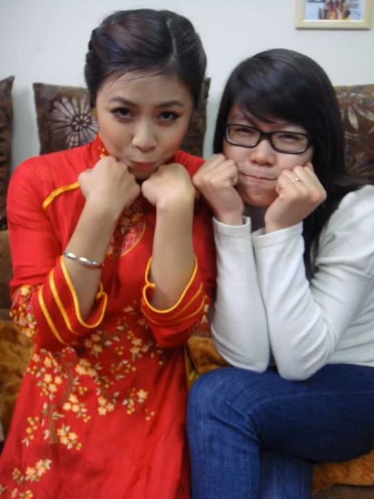 Ngoài đời, Hoàng Linh là cô gái rất dễ thương và nhí nhảnh.