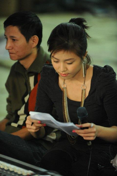 Cô MC trẻ của Chúng tôi là chiến sĩ đang tranh thủ đọc lại kịch bản chương trình.