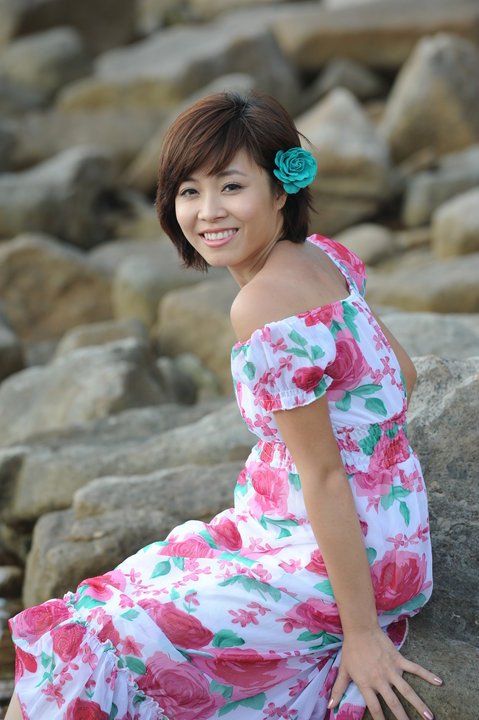 MC Hoàng Linh dịu dàng trước biển.