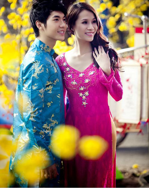 Kiểu tóc xoăn bồng bềnh để lệch giúp gương mặt Thái Hà thêm quyến rũ.