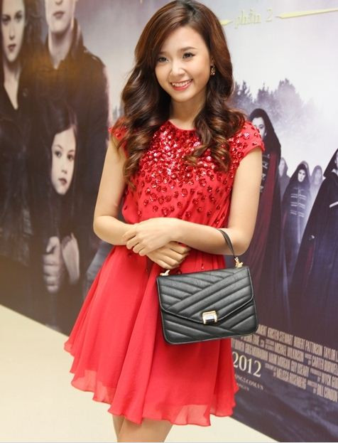 Gần đây, trong nhiều sự kiện, hotgirl Midu thường xuất hiện cùng đạo diễn Quang Hải khiến dư luận khá tò mò về sự thật mối quan hệ của họ. Chỉ biết rằng, Quang Hải đã không còn đi cùng Phương Mai hay một hot girl nào khác ngoài Midu với tần suất khá nhiều. Gần đây, trong nhiều sự kiện, hotgirl Midu thường xuất hiện cùng đạo diễn Quang Hải khiến dư luận khá tò mò về sự thật mối quan hệ của họ. Chỉ biết rằng, Quang Hải đã không còn đi cùng Phương Mai hay một hot girl nào khác ngoài Midu với tần suất khá nhiều.