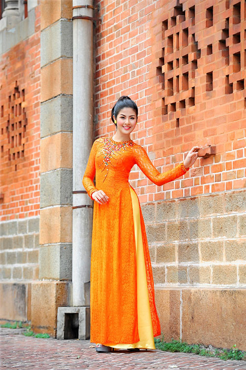 Hoa hậu Việt Nam 2010 tung tăng dạo phố Sài Gòn trong tà áo dài của nhà thiết kế Thuận Việt.