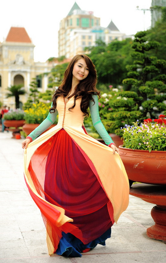 Minh Hằng thướt tha áo dài...