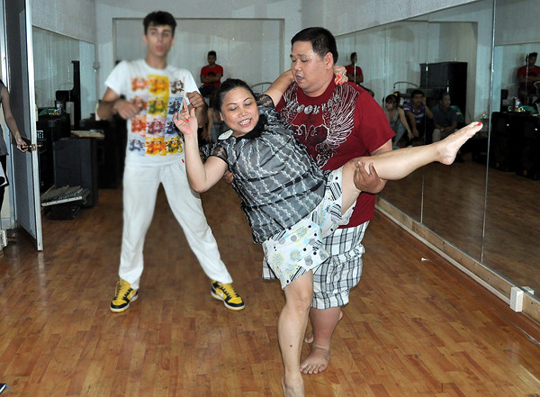 "Cặp đôi hoàn hảo" - Siu Black tập nhảy cùng Minh Béo. "Cặp đôi hoàn hảo" - Siu Black tập nhảy cùng Minh Béo.