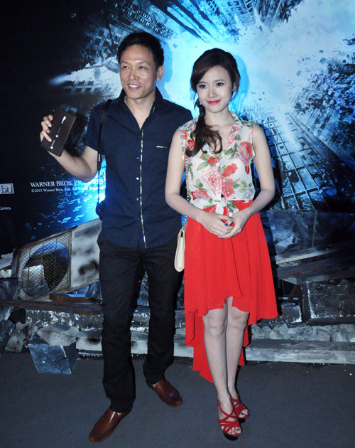 Midu nổi bật với tone đỏ bên cạnh đạo diễn Mùa hè lạnh. Midu nổi bật với tone đỏ bên cạnh đạo diễn Mùa hè lạnh.