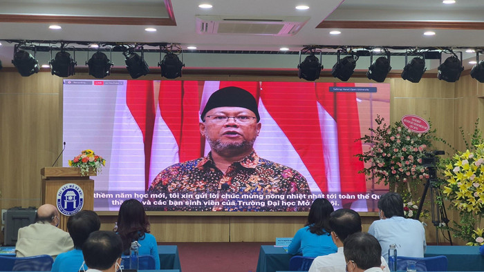 Giáo sư Ojat Darojat - Chủ tịch Hiệp hội các trường đại học mở Châu Á, Hiệu trưởng trường Đại học Mở Terbuka, Indonesia, thay mặt cho Hiệp hội gửi lời chúc mừng thầy trò Trường Đại học Mở Hà Nội.