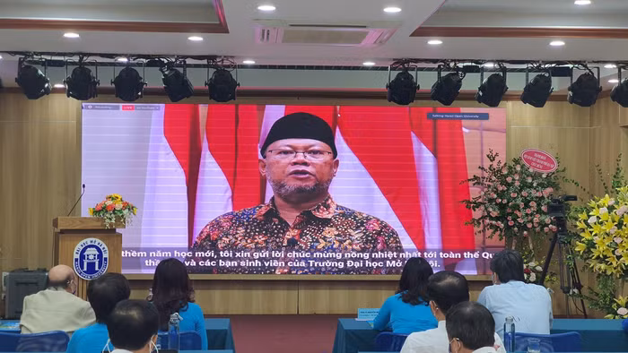Giáo sư Ojat Darojat - Chủ tịch Hiệp hội các trường đại học mở Châu Á, Hiệu trưởng trường Đại học Mở Terbuka, Indonesia, thay mặt cho Hiệp hội gửi lời chúc mừng thầy trò Trường Đại học Mở Hà Nội.