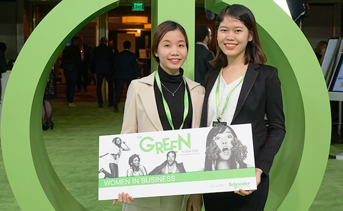 Hai nữ sinh Trường Đại học Duy Tân đã giành giải thưởng của cuộc thi Go Green in The City 2018 nhờ sáng chế độc đáo. Ảnh: AN