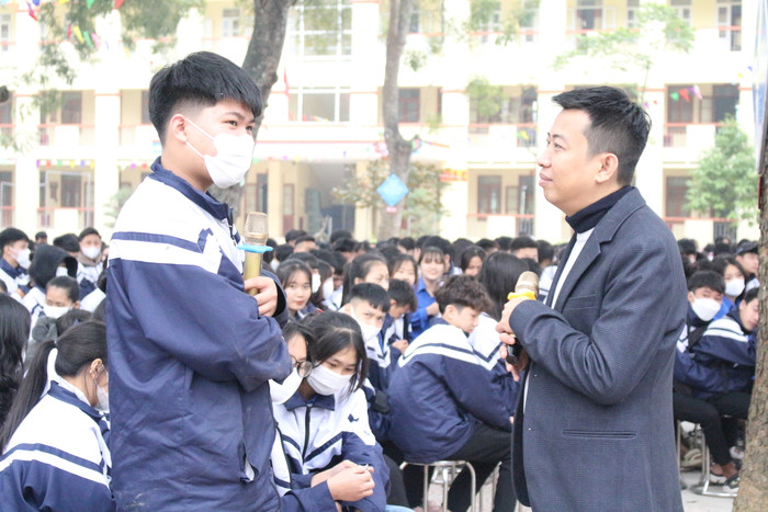 Em Bùi Quang Huy tỏ ra thích thú khi trao đổi về nghề nghiệp trong thời đại Cách mạng công nghiệp 4.0 với diễn giả. Ảnh: Trung Dũng