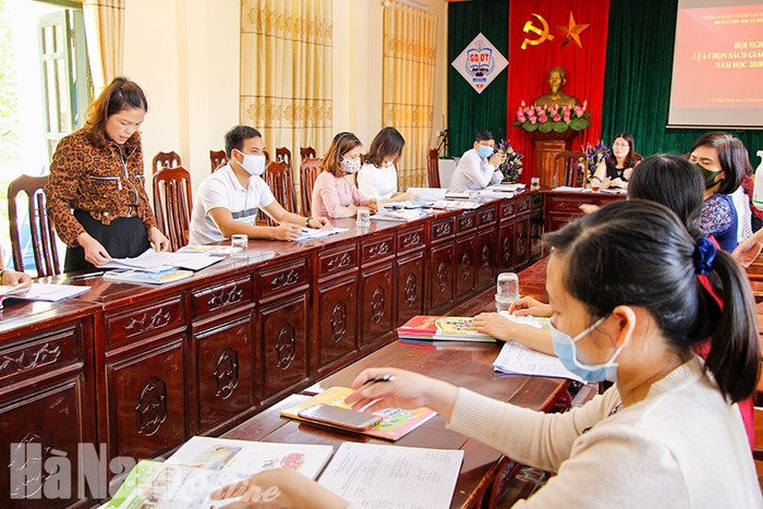 Hội đồng lựa chọn sách giáo khoa lớp 1 tại các trường tiểu học ở Hà Nam trong năm học 2020-2021. Ảnh: Báo Hà Nam Hội đồng lựa chọn sách giáo khoa lớp 1 tại các trường tiểu học ở Hà Nam trong năm học 2020-2021. Ảnh: Báo Hà Nam
