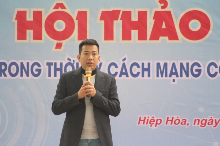 "Anh Chánh Văn" - nhà văn Hoàng Anh Tú trò chuyện trong buổi hội thảo. Ảnh: Trung Dũng