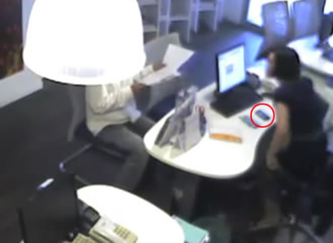 Chiếc điện thoại đắt tiền nằm trên bàn khiến tên trộm nổi lòng tham. Chiếc điện thoại đắt tiền nằm trên bàn khiến tên trộm nổi lòng tham.