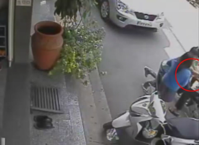 ... xông vào giữa cô gái và khách hàng, hắn vồ lấy xấp tiền và chạy mất dạng. ... xông vào giữa cô gái và khách hàng, hắn vồ lấy xấp tiền và chạy mất dạng.