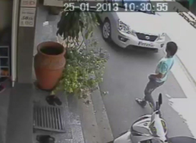 Tên cướp đi lang thang rình mồi. Tên cướp đi lang thang rình mồi.