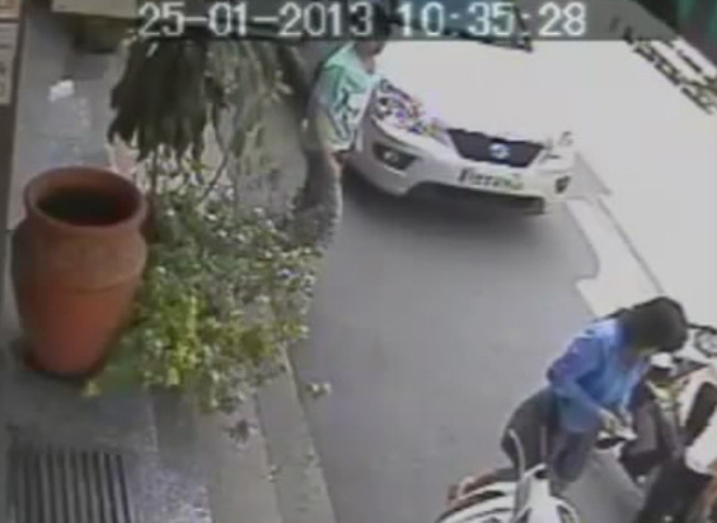 Thấy có người cầm tiền, hắn nhấp nhổm định lao ra cướp... Thấy có người cầm tiền, hắn nhấp nhổm định lao ra cướp...