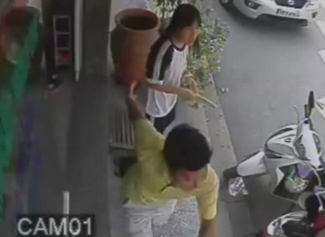 Người trong tiệm nghe tin vụ cướp liền chạy ra. Người trong tiệm nghe tin vụ cướp liền chạy ra.