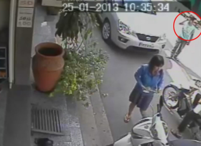 ...nhưng chưa được , nên quay đi giả vờ nghe điện thoại. ...nhưng chưa được , nên quay đi giả vờ nghe điện thoại.