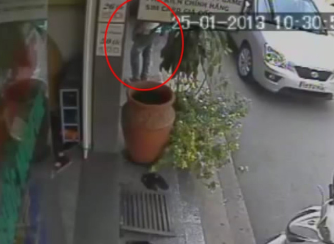 Hắn đứng sau lùm cây. Hắn đứng sau lùm cây.