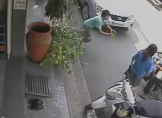 Và lợi dụng lúc cô gái sơ hở, hắn lao người ra... Và lợi dụng lúc cô gái sơ hở, hắn lao người ra...