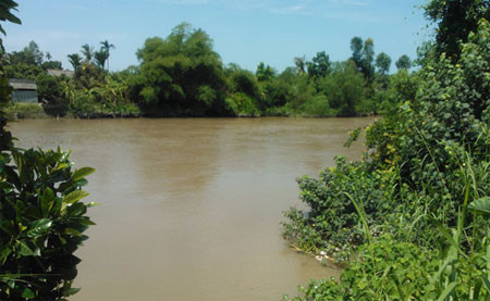 Khúc sông nơi chiếc xà lan đậu để các đối tượng đánh bạc Khúc sông nơi chiếc xà lan đậu để các đối tượng đánh bạc